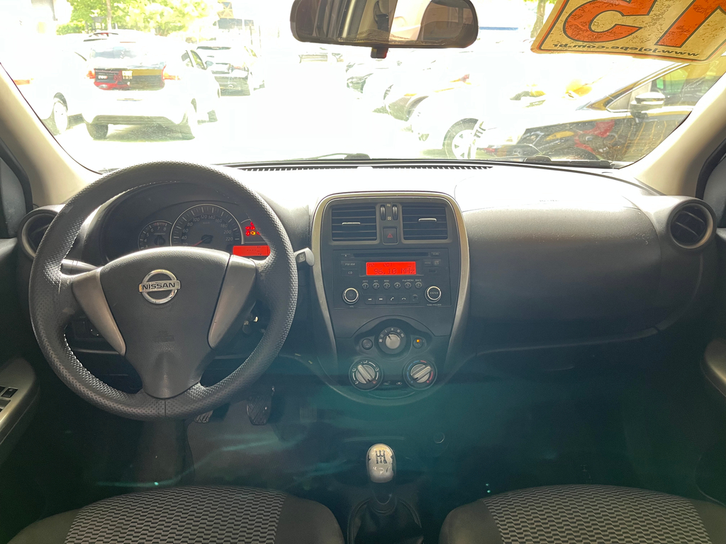 Nissan March Prata