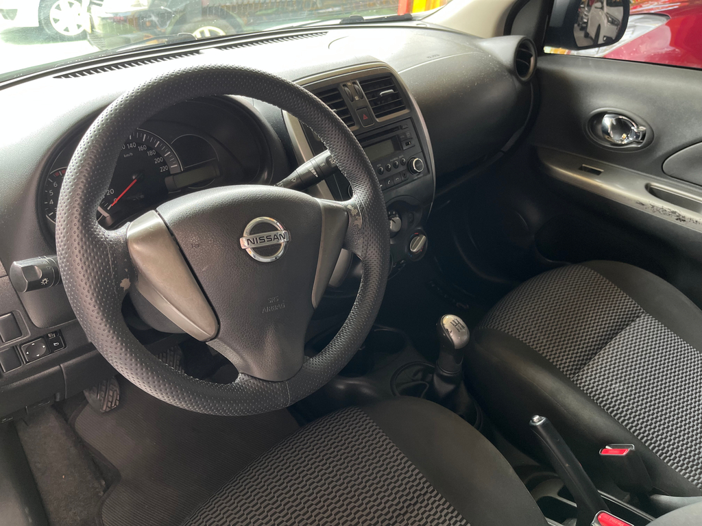 Nissan March Prata