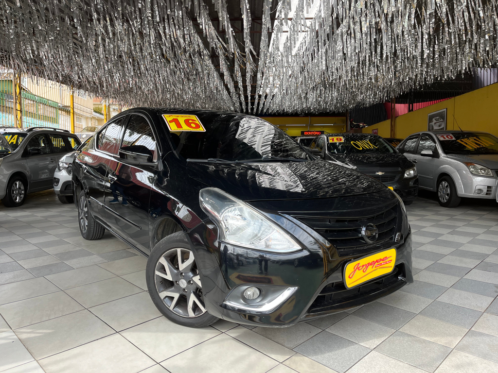 Nissan Versa Preto