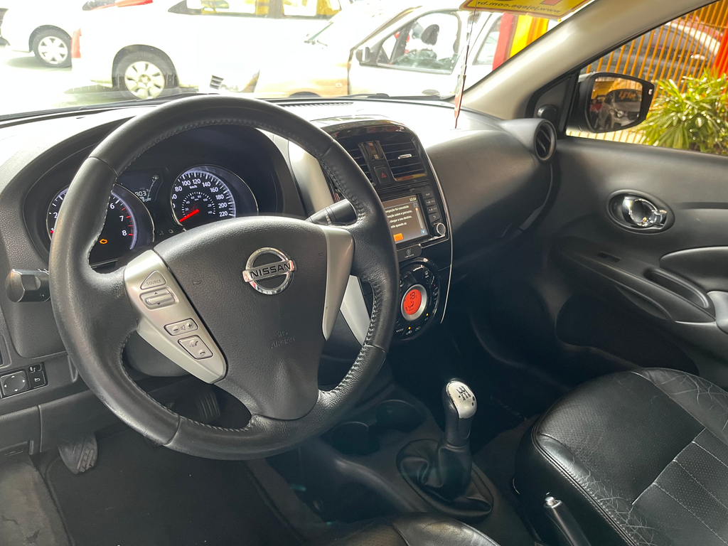 Nissan Versa Preto