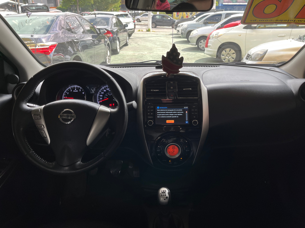 Nissan Versa Preto