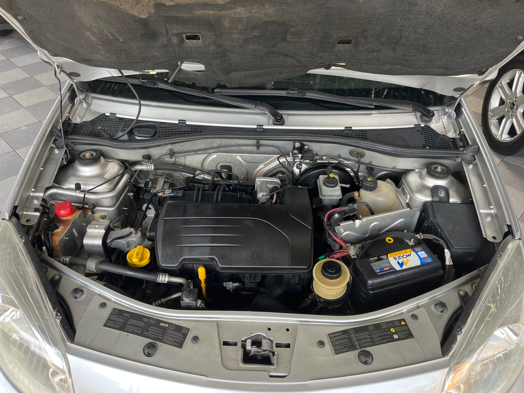 Renault Sandero Prata