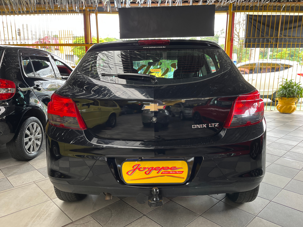 Chevrolet Onix Preto