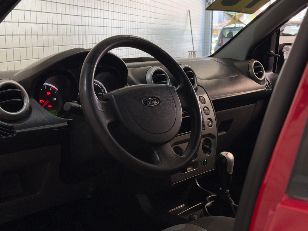 Ford Fiesta Hatch Vermelho
