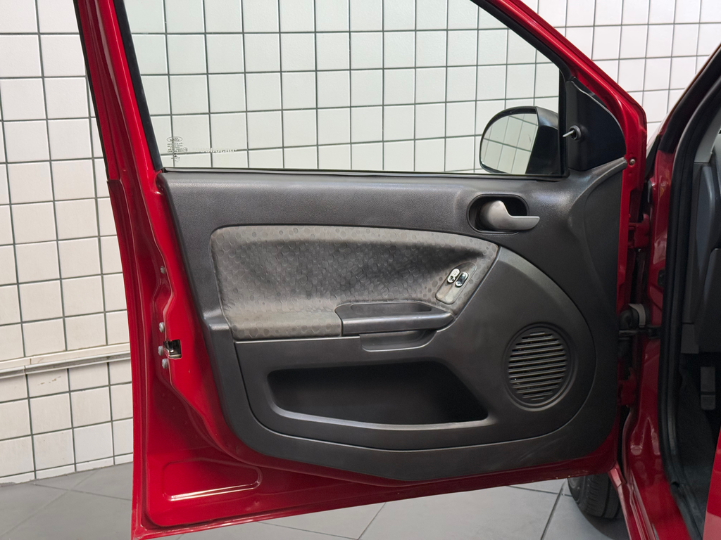 Ford Fiesta Hatch Vermelho