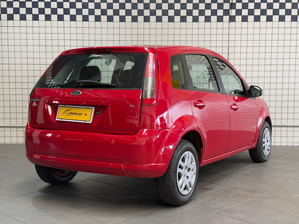 Ford Fiesta Hatch Vermelho