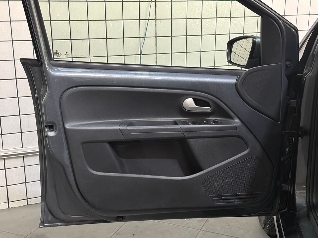 Volkswagen Up! Cinza
