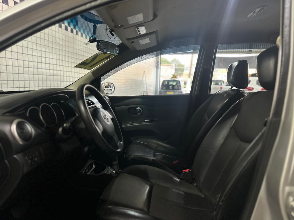 Nissan Livina Prata