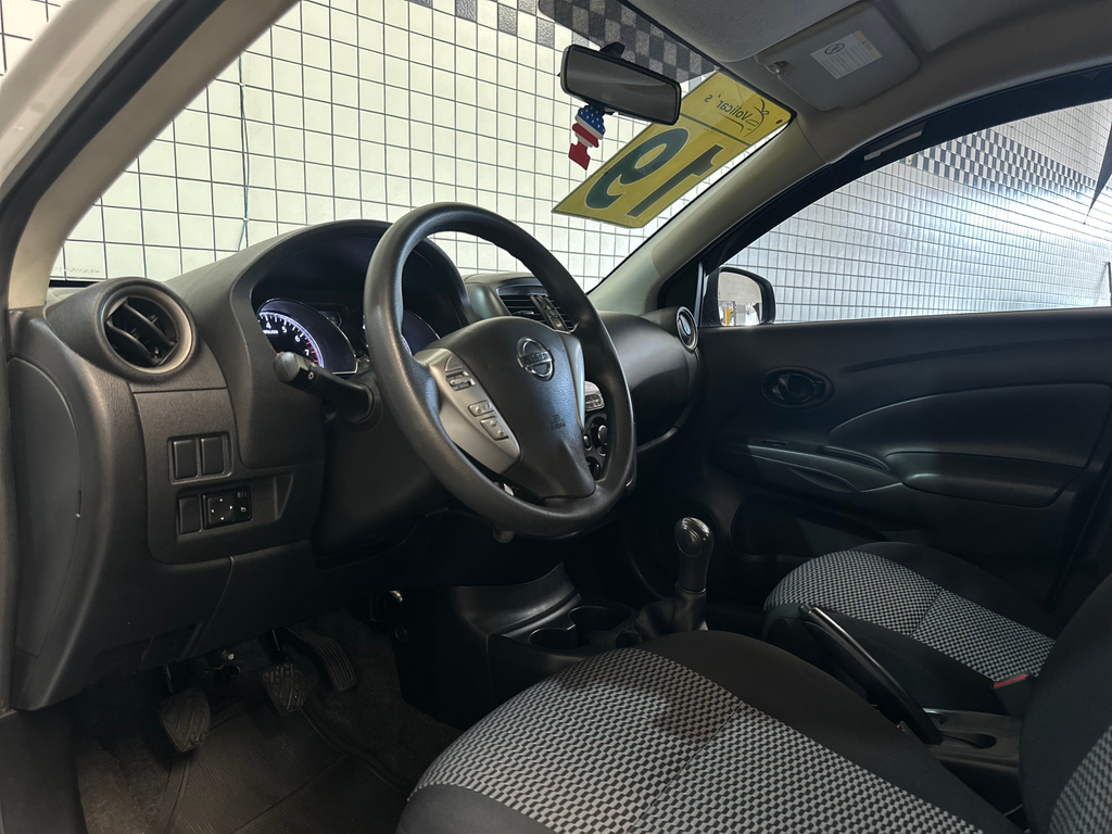 Nissan Versa Branco