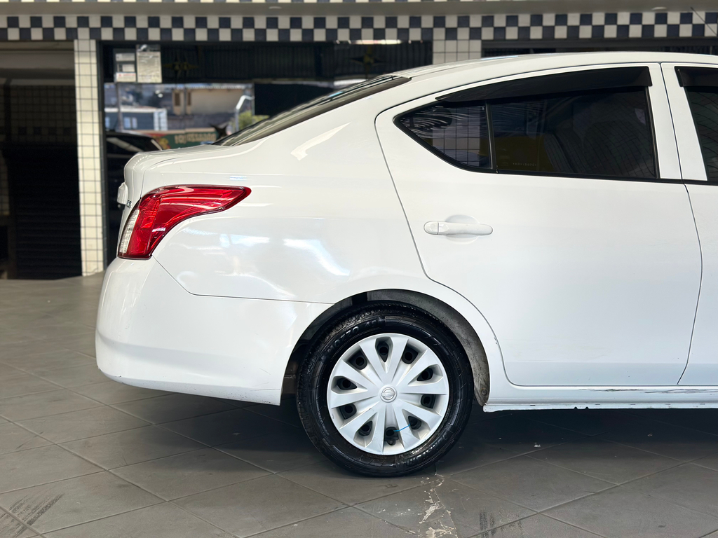 Nissan Versa Branco