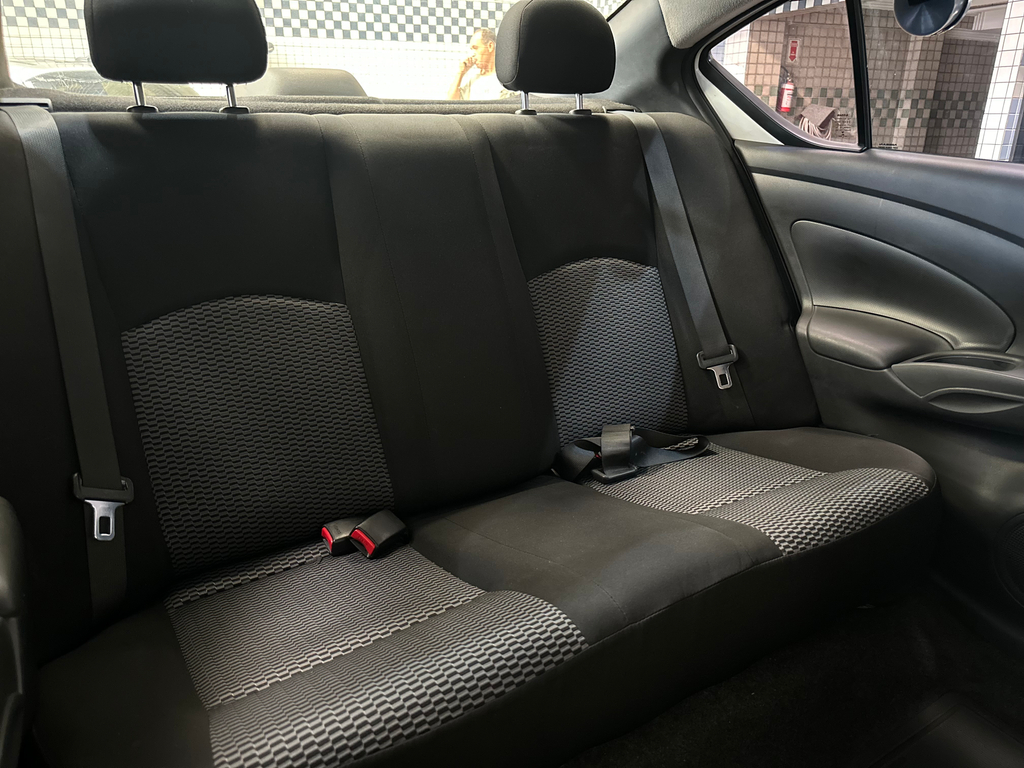 Nissan Versa Branco