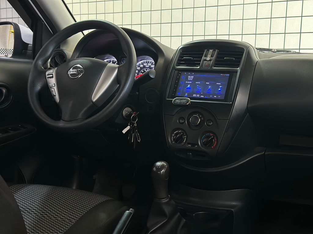 Nissan Versa Branco