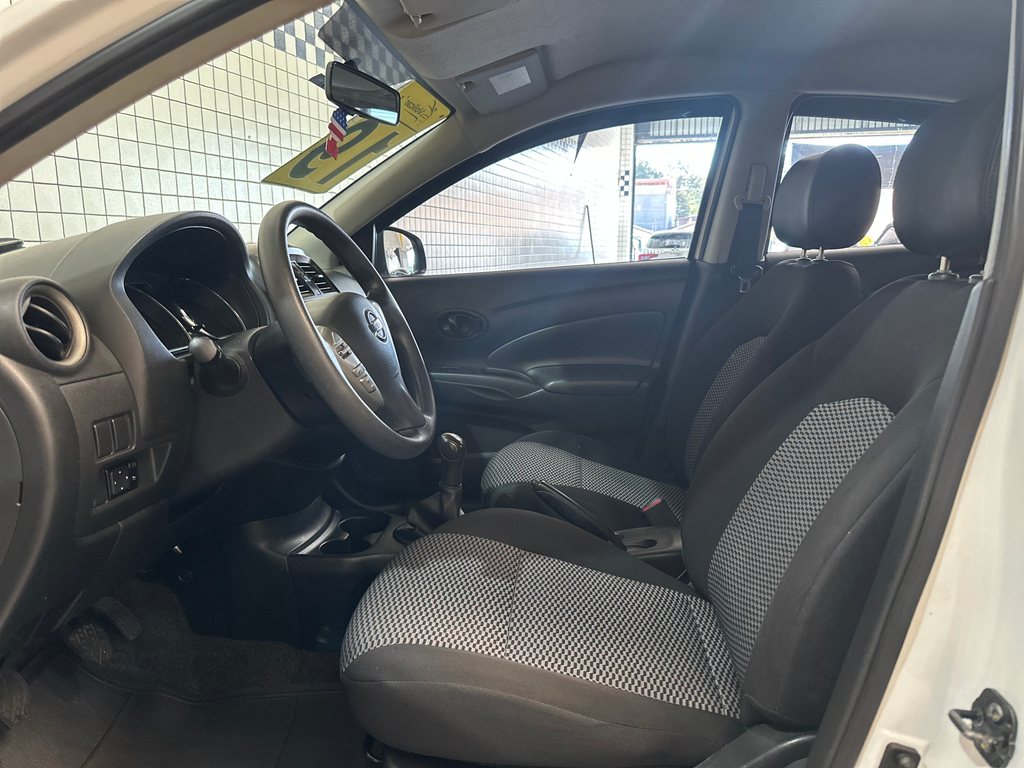 Nissan Versa Branco