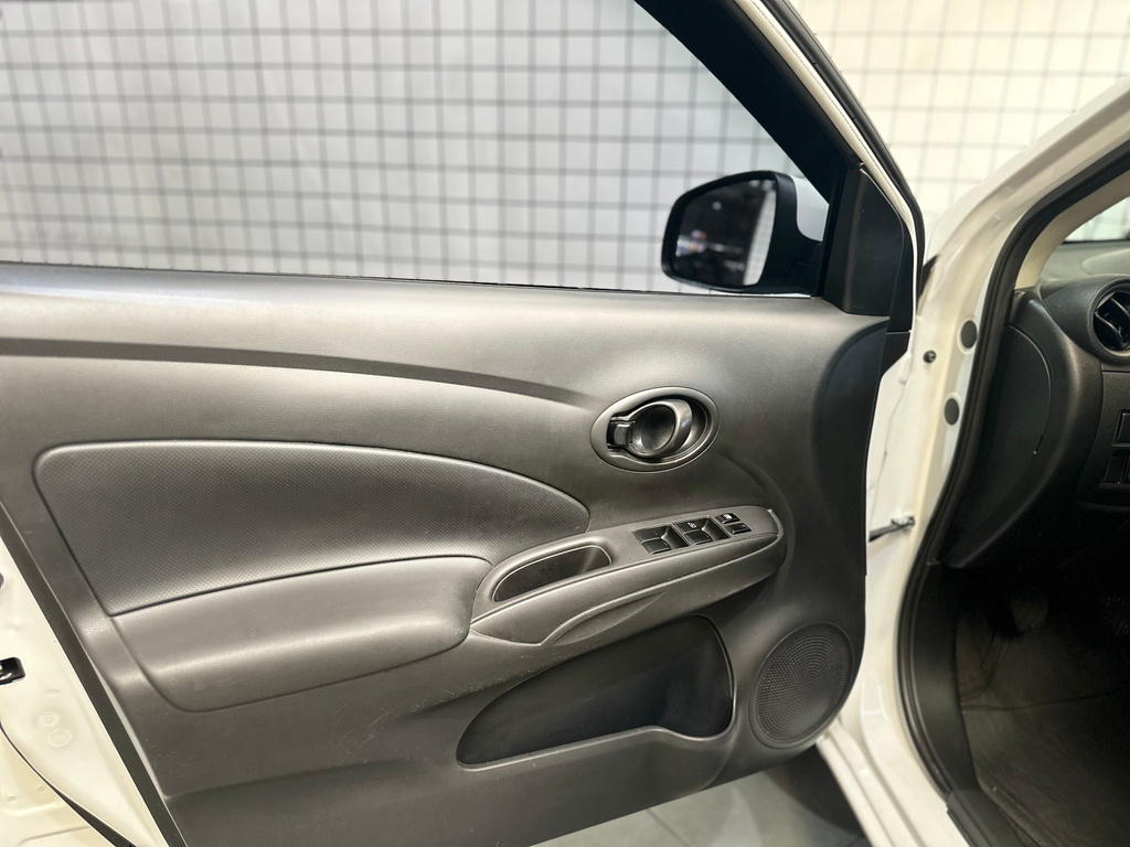 Nissan Versa Branco