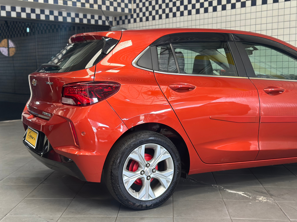 Chevrolet Onix Laranja