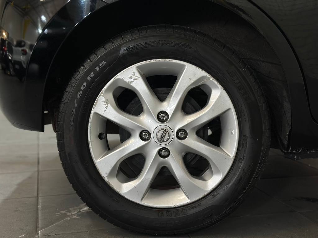 Nissan March Preto