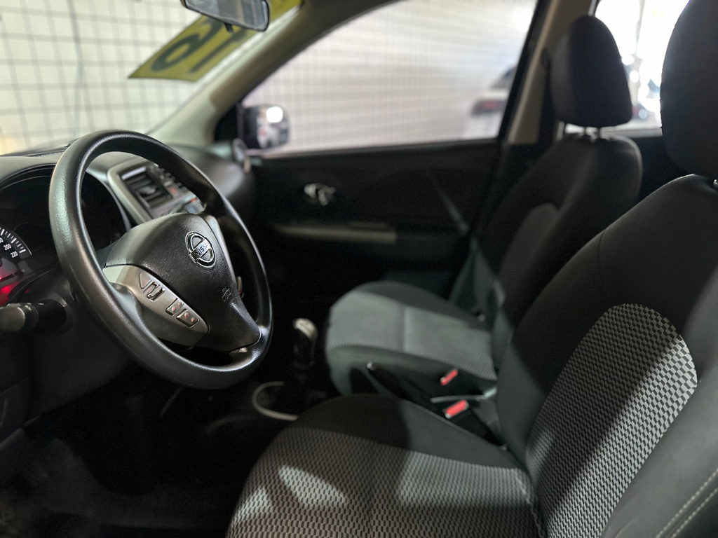 Nissan March Preto