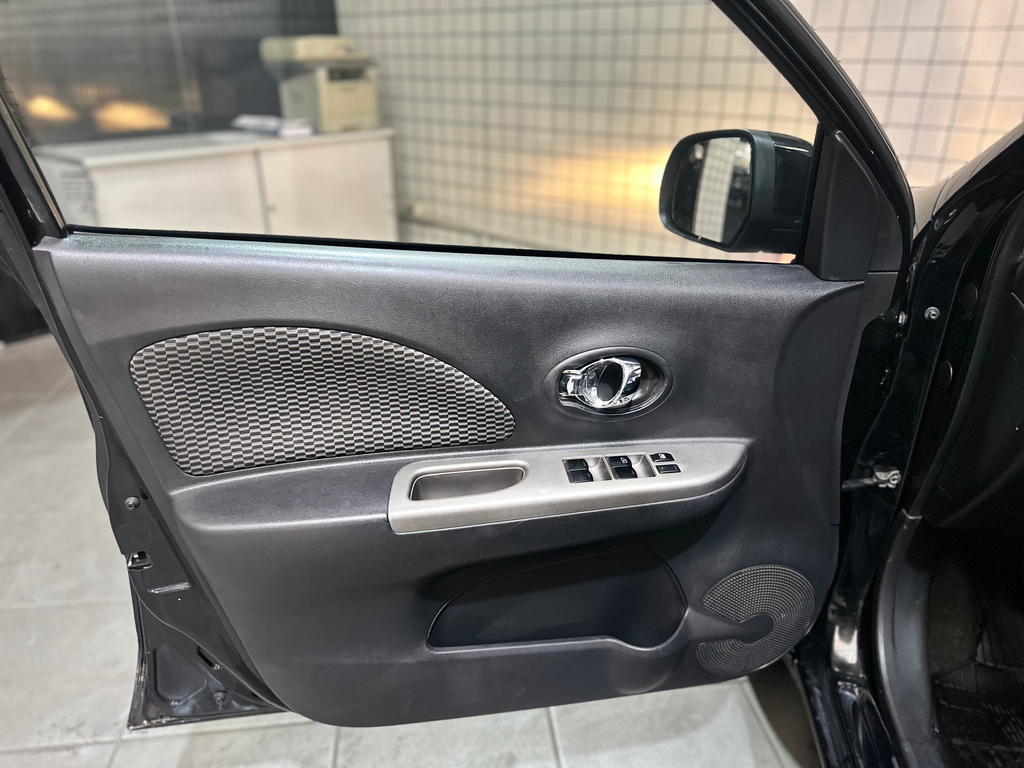 Nissan March Preto