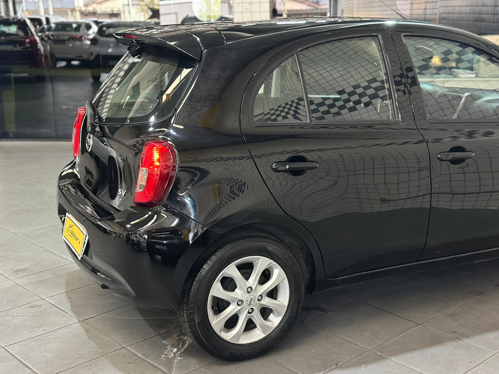 Nissan March Preto
