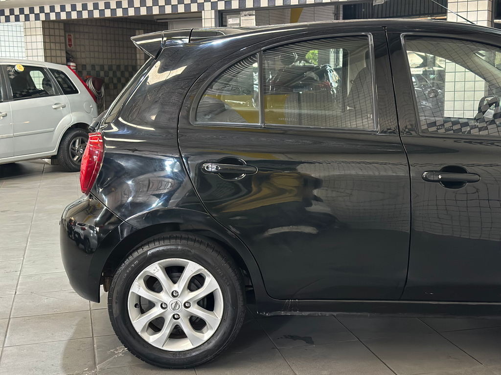Nissan March Preto