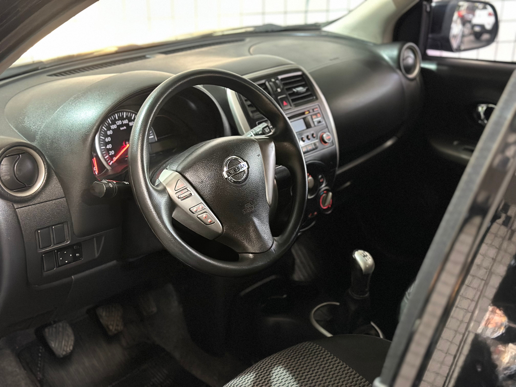 Nissan March Preto