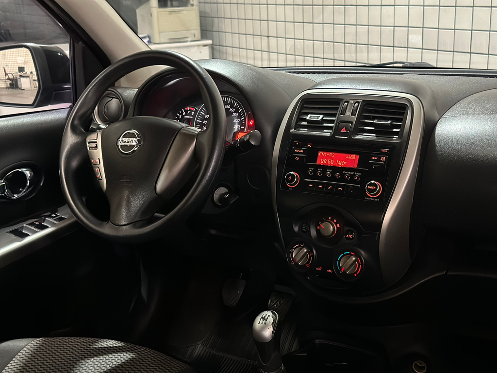 Nissan March Preto