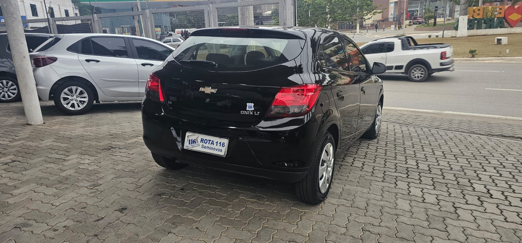 Chevrolet Onix Preto