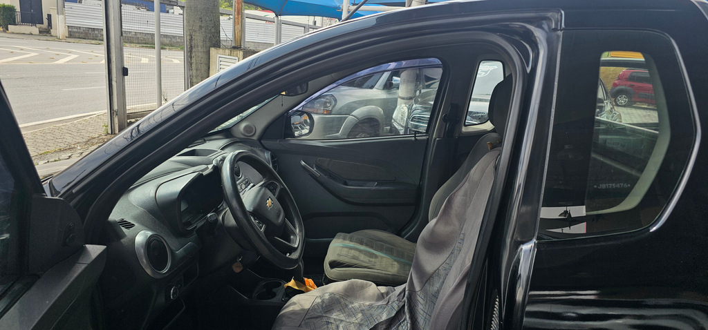 Chevrolet Montana Preto
