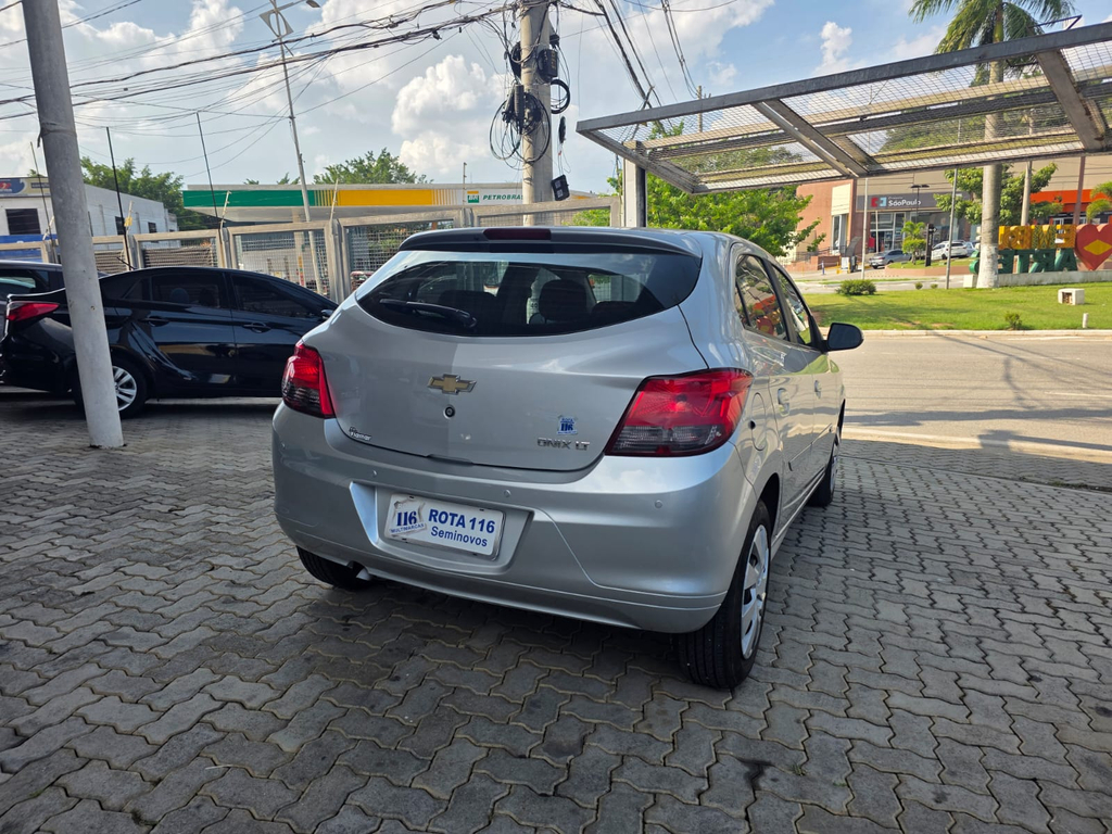 Chevrolet Onix Prata
