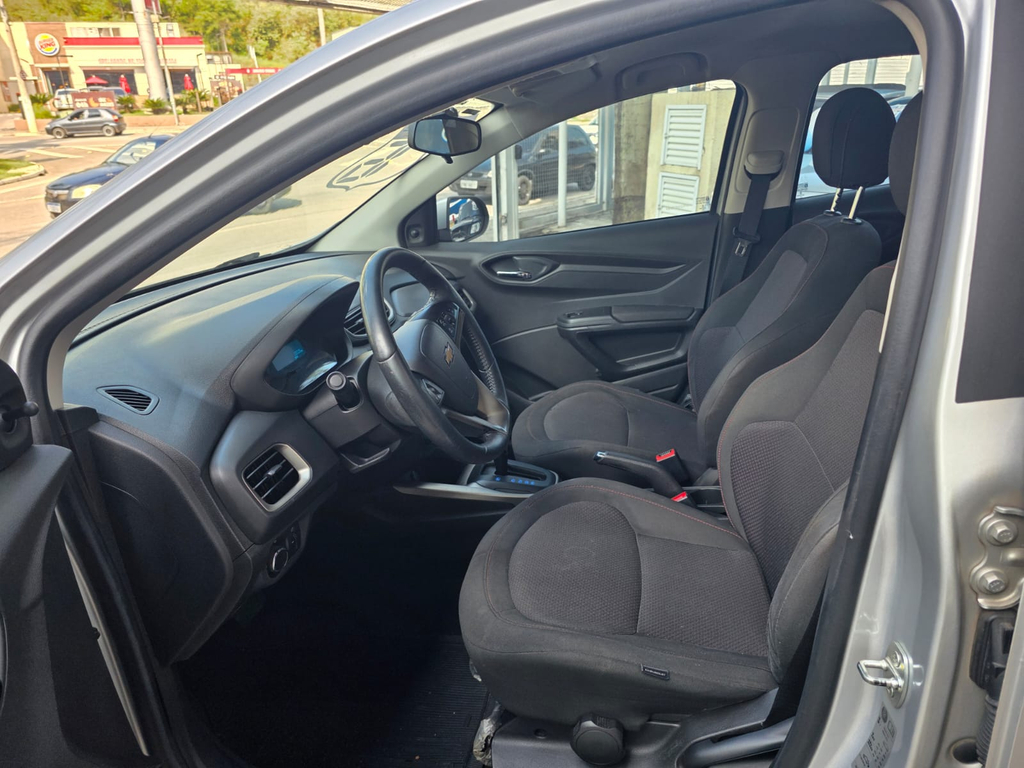 Chevrolet Onix Prata
