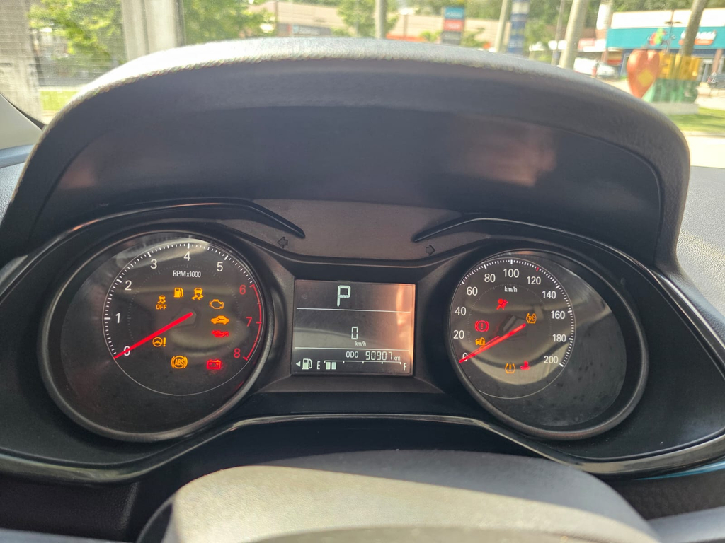 Chevrolet Onix Sedan Prata