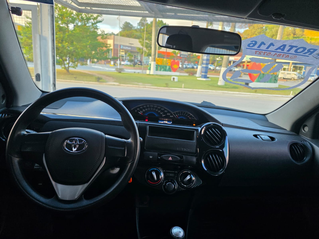 Toyota Etios Hatch Branco