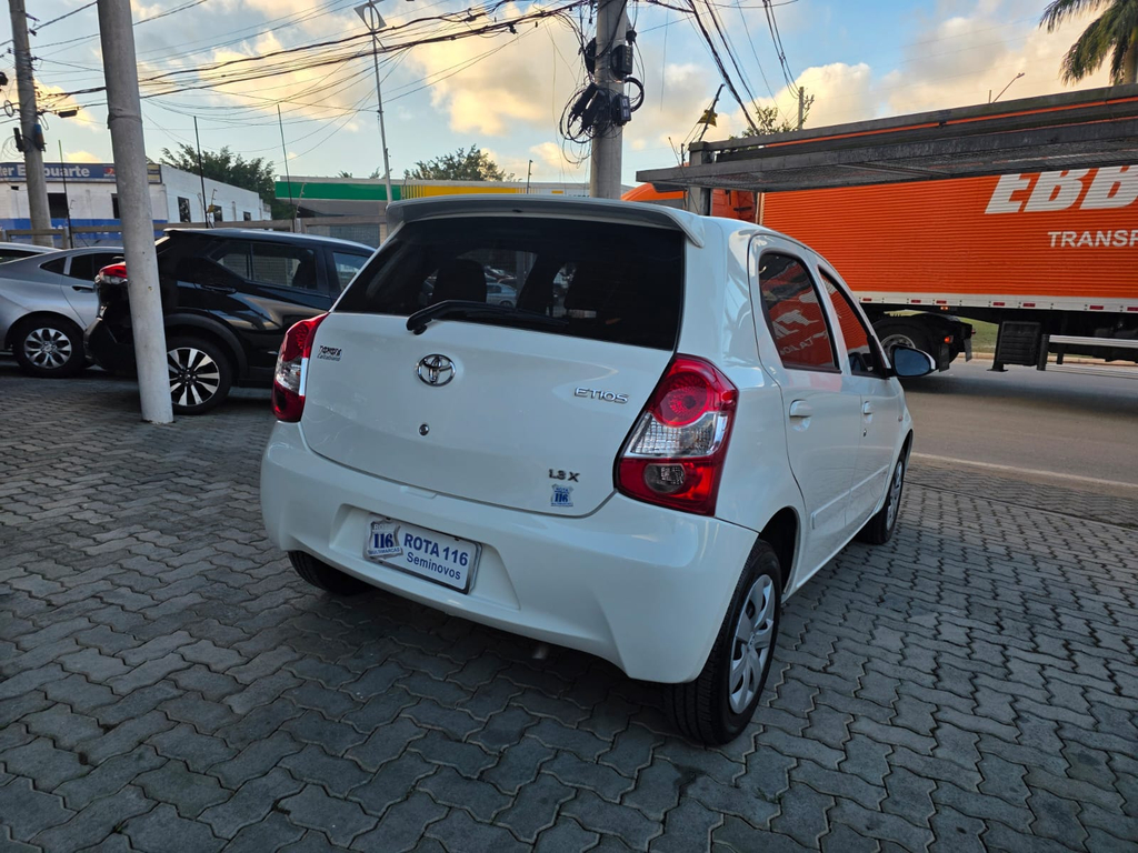Toyota Etios Hatch Branco