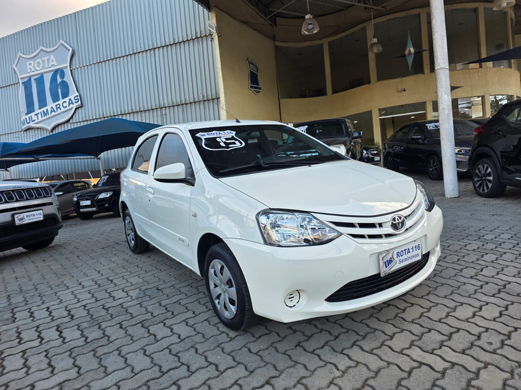 Toyota Etios Hatch Branco