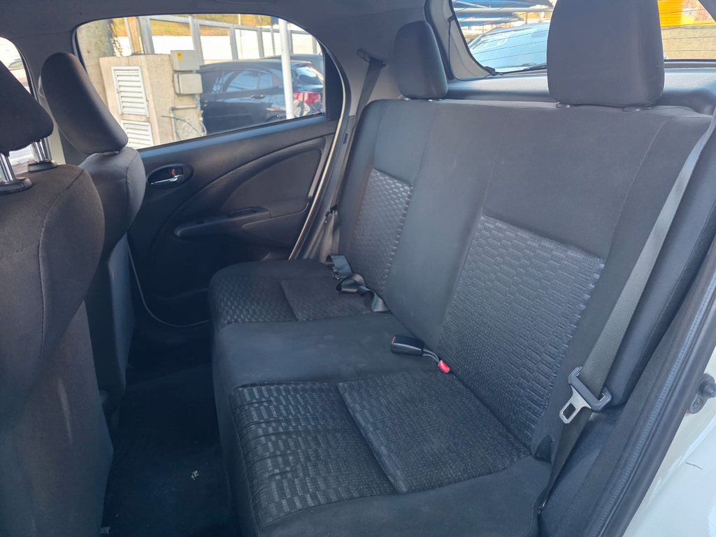 Toyota Etios Hatch Branco