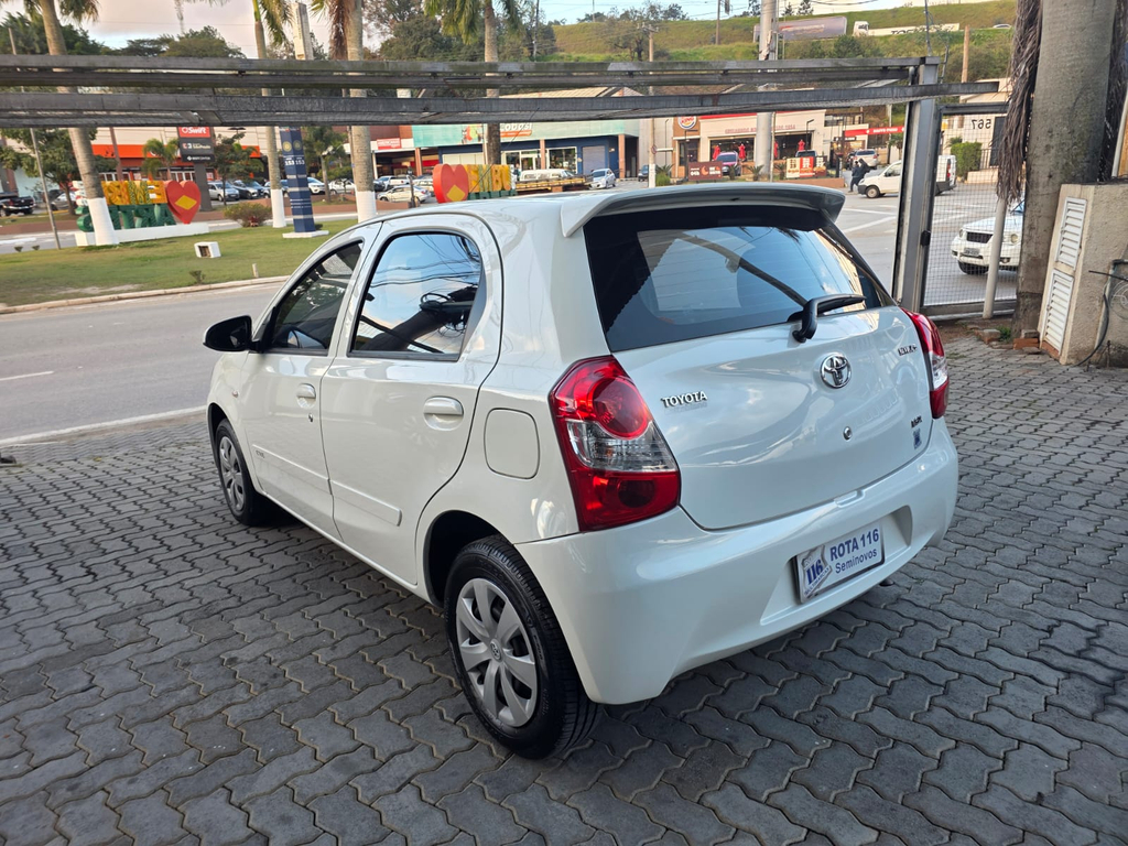 Toyota Etios Hatch Branco