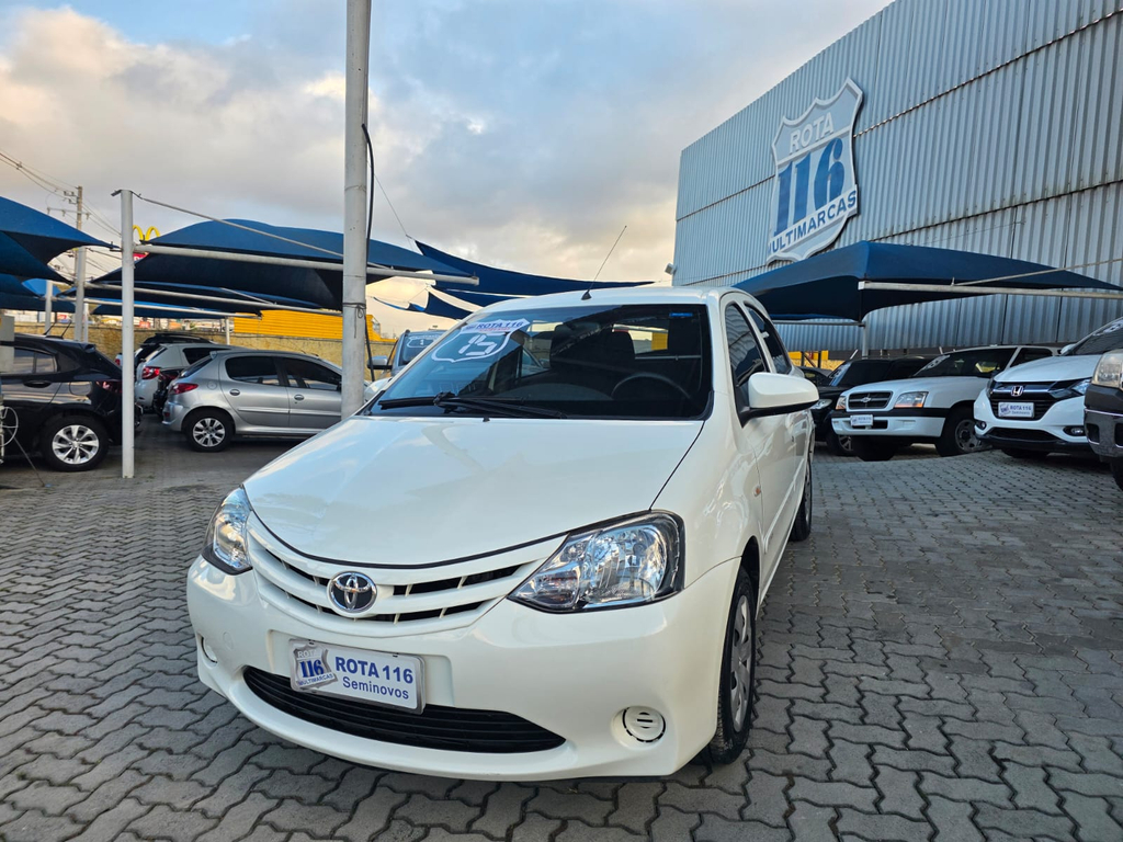 Toyota Etios Hatch Branco