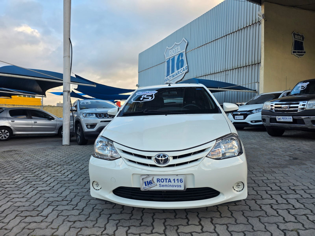 Toyota Etios Hatch Branco