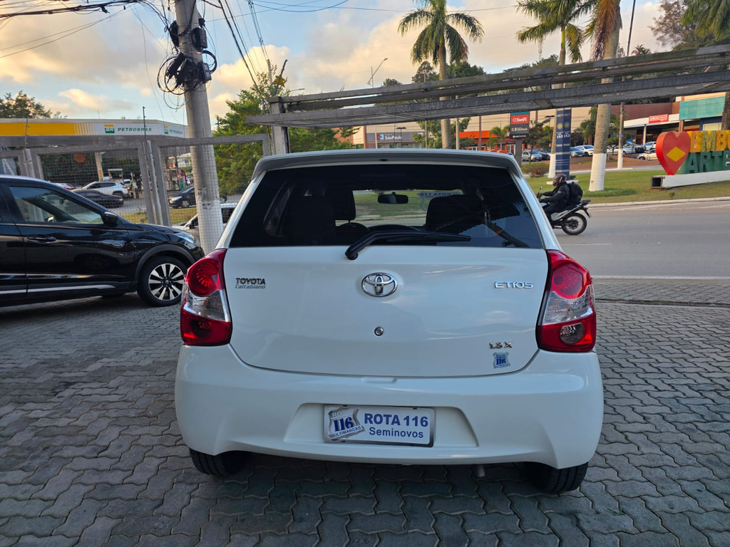 Toyota Etios Hatch Branco