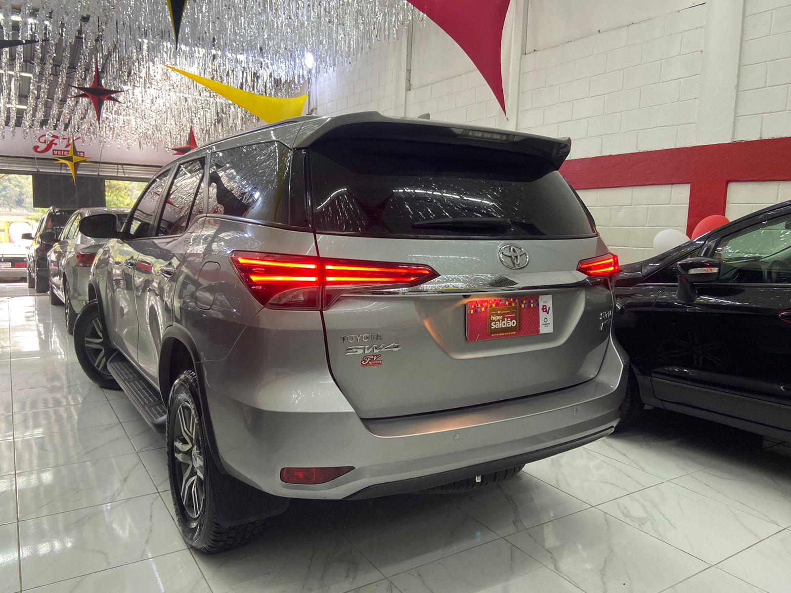 Toyota Hilux SW4 Prata