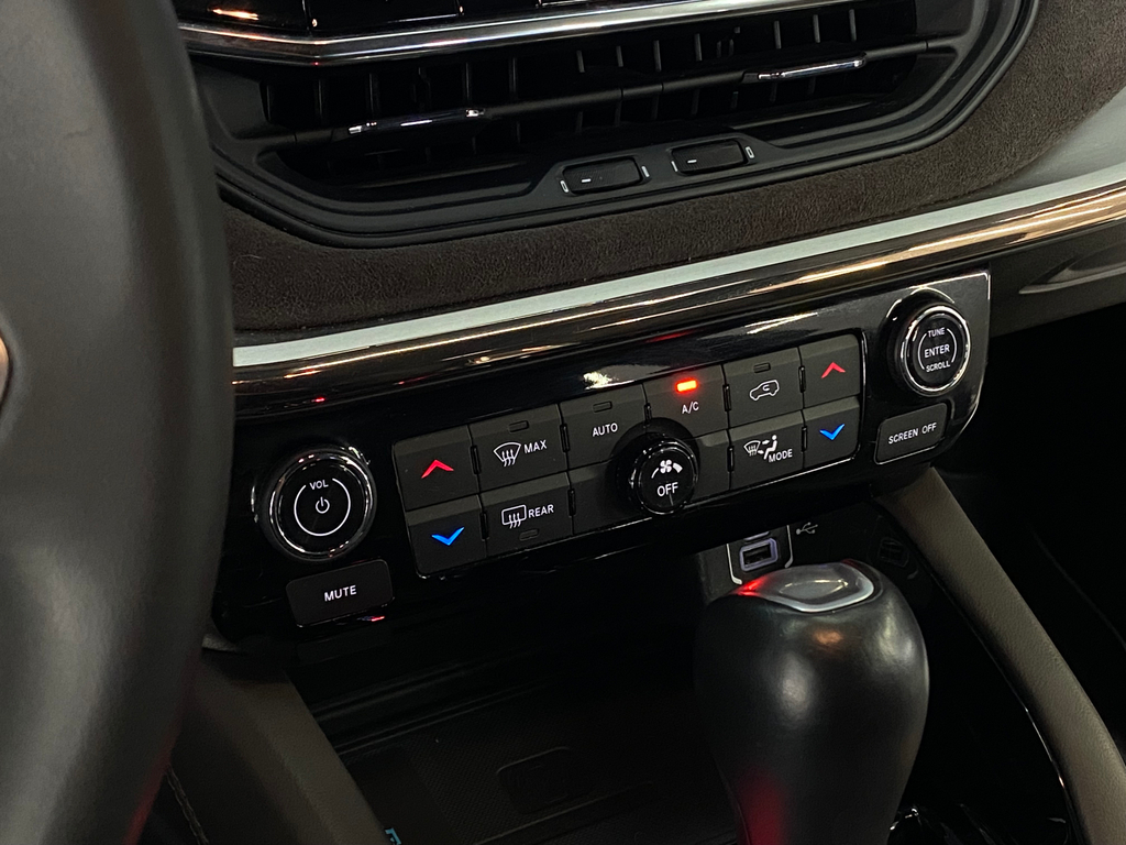 Jeep Commander Dourado