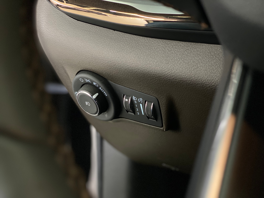 Jeep Commander Dourado