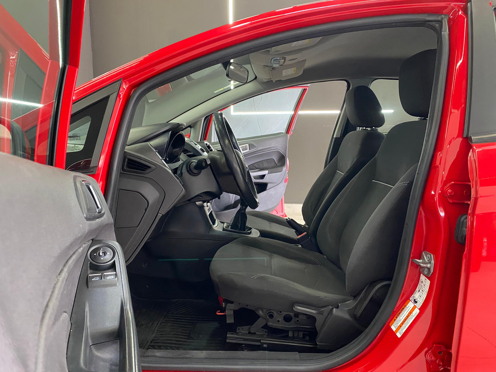 Ford Fiesta Hatch Vermelho
