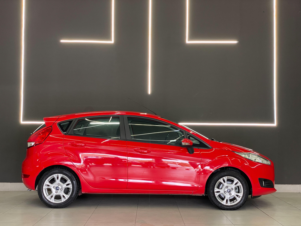 Ford Fiesta Hatch Vermelho