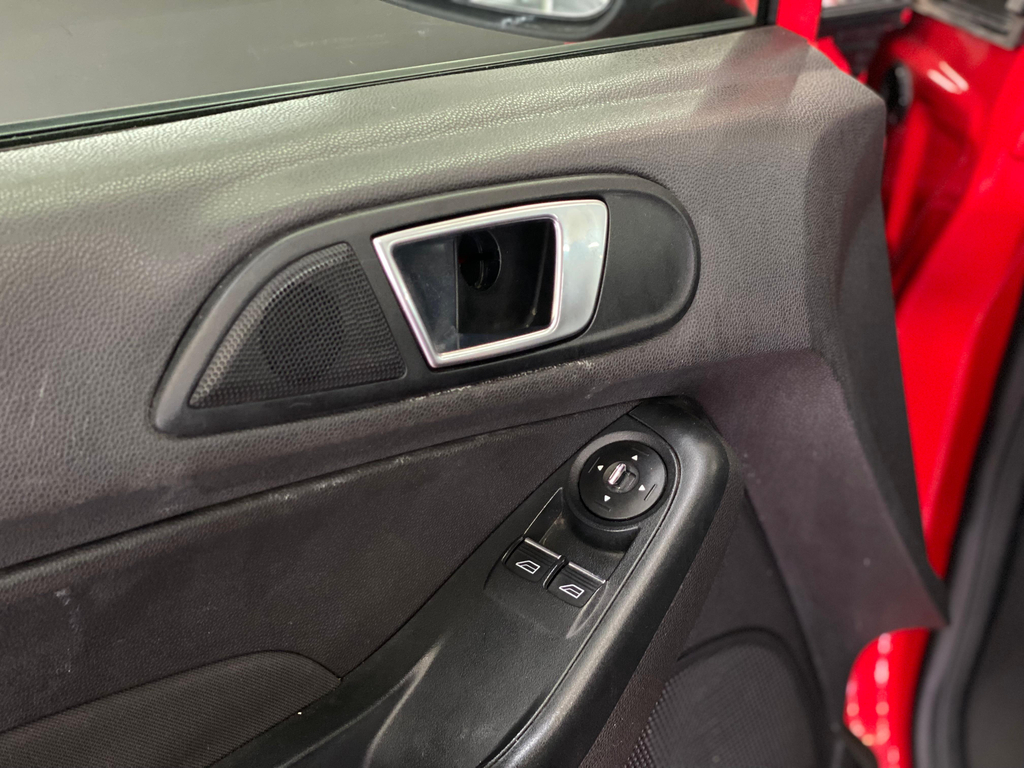 Ford Fiesta Hatch Vermelho