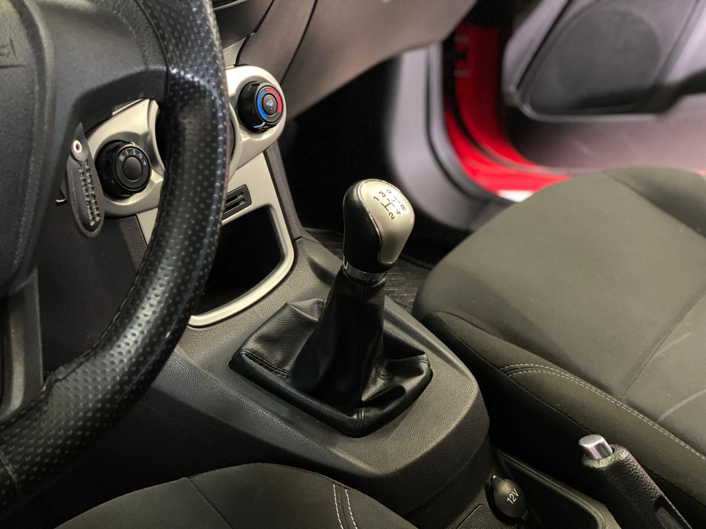 Ford Fiesta Hatch Vermelho