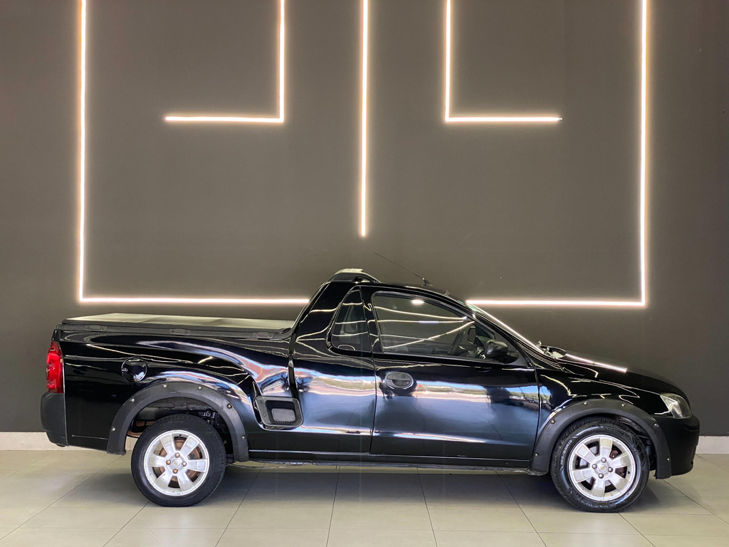 Chevrolet Montana Preto