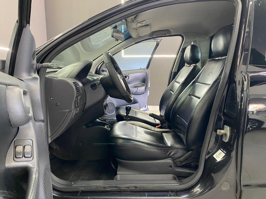 Chevrolet Montana Preto