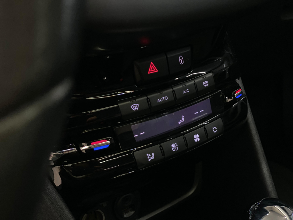 Peugeot 208 Preto