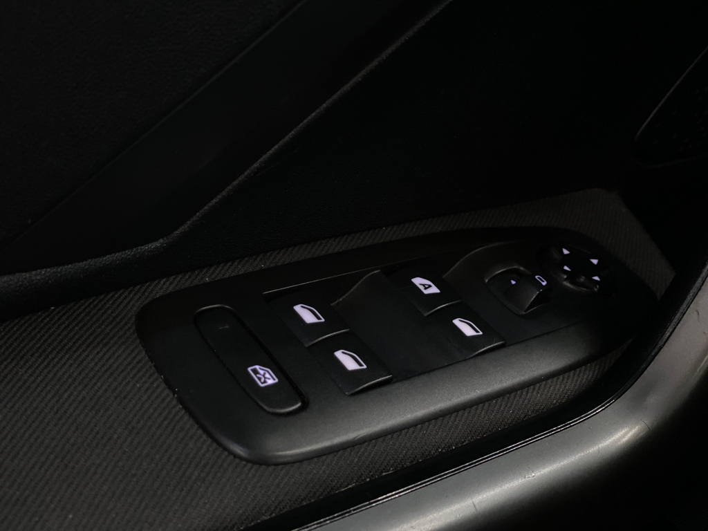 Peugeot 208 Preto